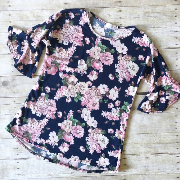 🔸3/$15🔸 Floral Flutter Sleeve Top - Picture 1 of 4